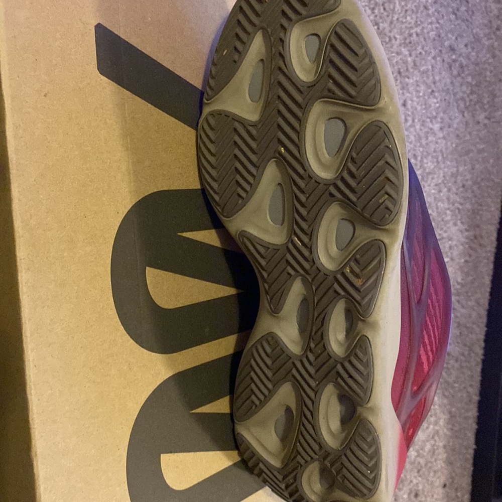 Yeezy 700 - Picture 3 of 7